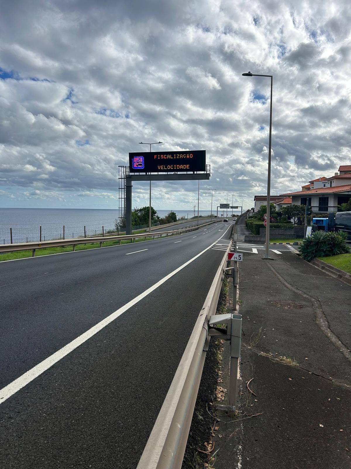 Polícia controla aceleras na Via Rápida devido às obras na Cancela