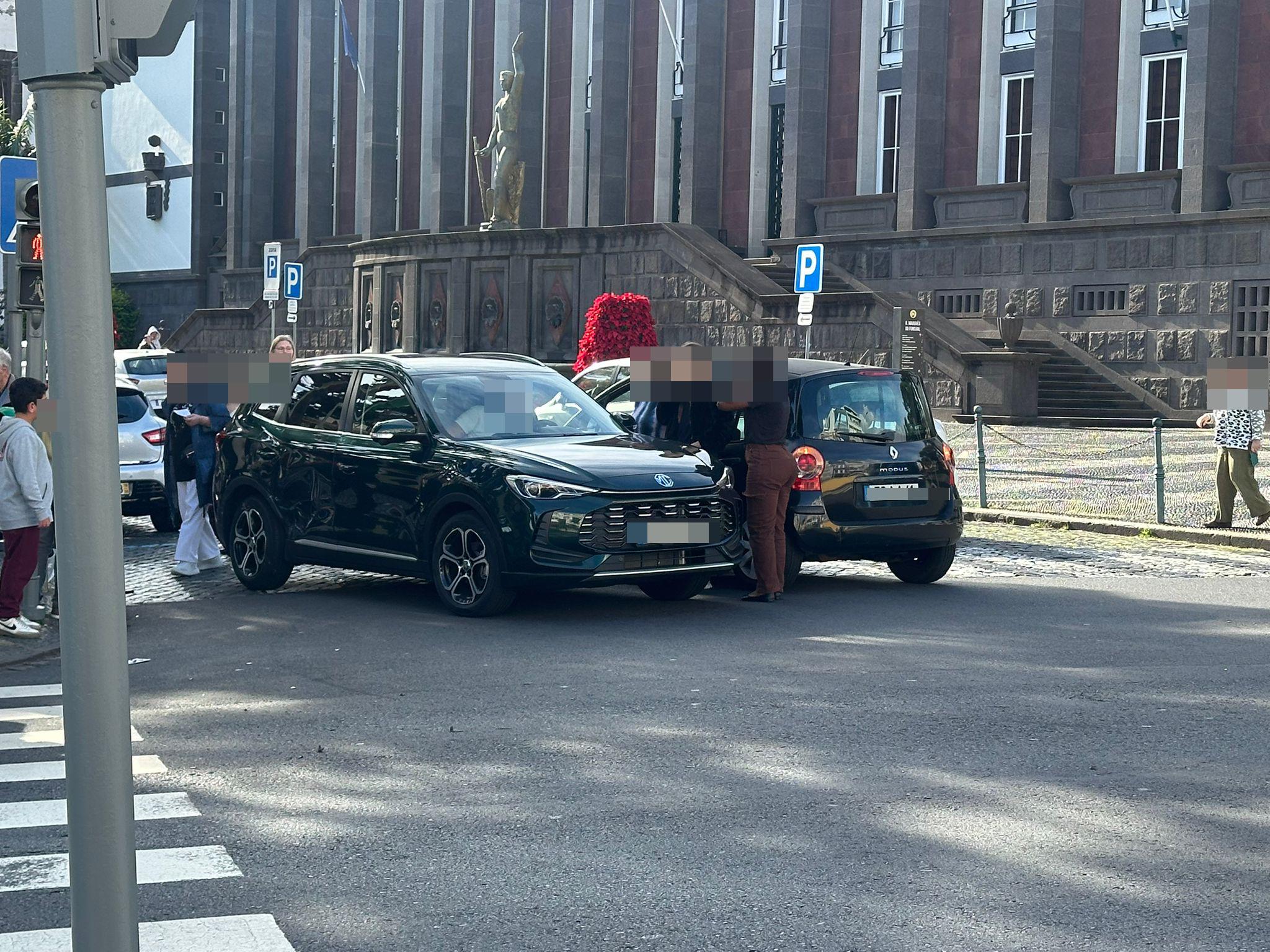 Colisão violenta entre duas viaturas no cruzamento junto à Ponte do Bom Jesus