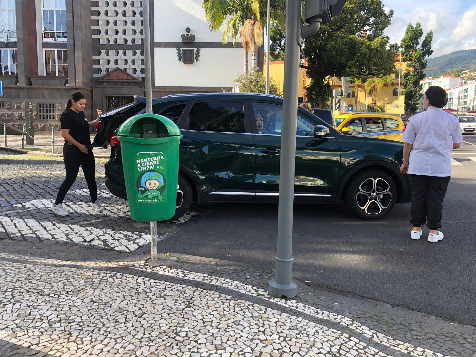 Colisão violenta entre duas viaturas no cruzamento junto à Ponte do Bom Jesus