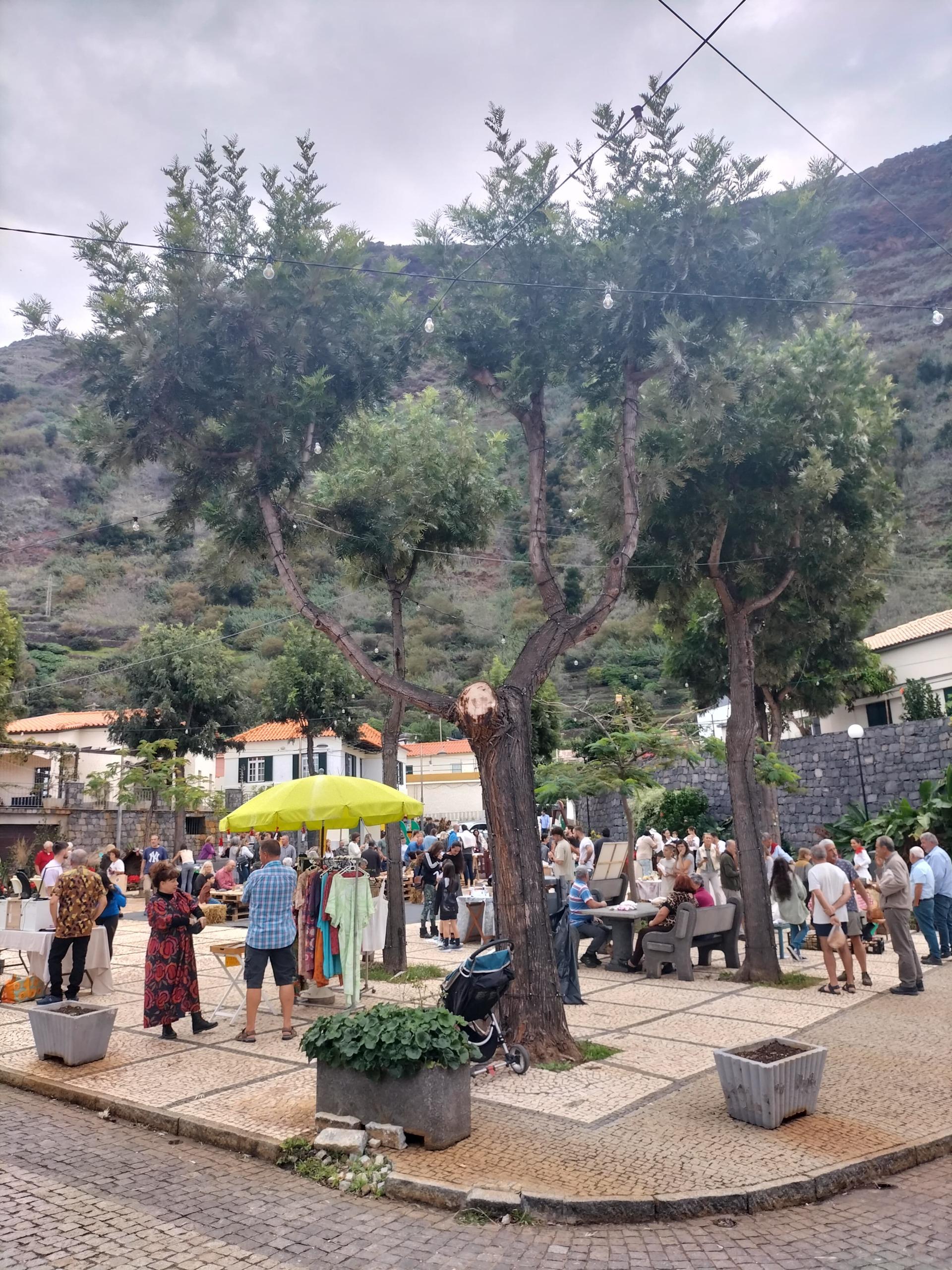 Existe a promessa de muita comida, artesanato e música local.