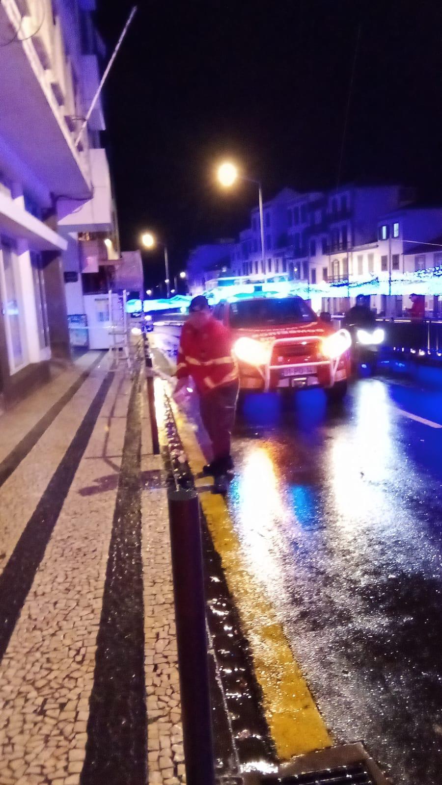 Vento causa danos em prédio devoluto e condiciona circulação na Rua 31 de Janeiro