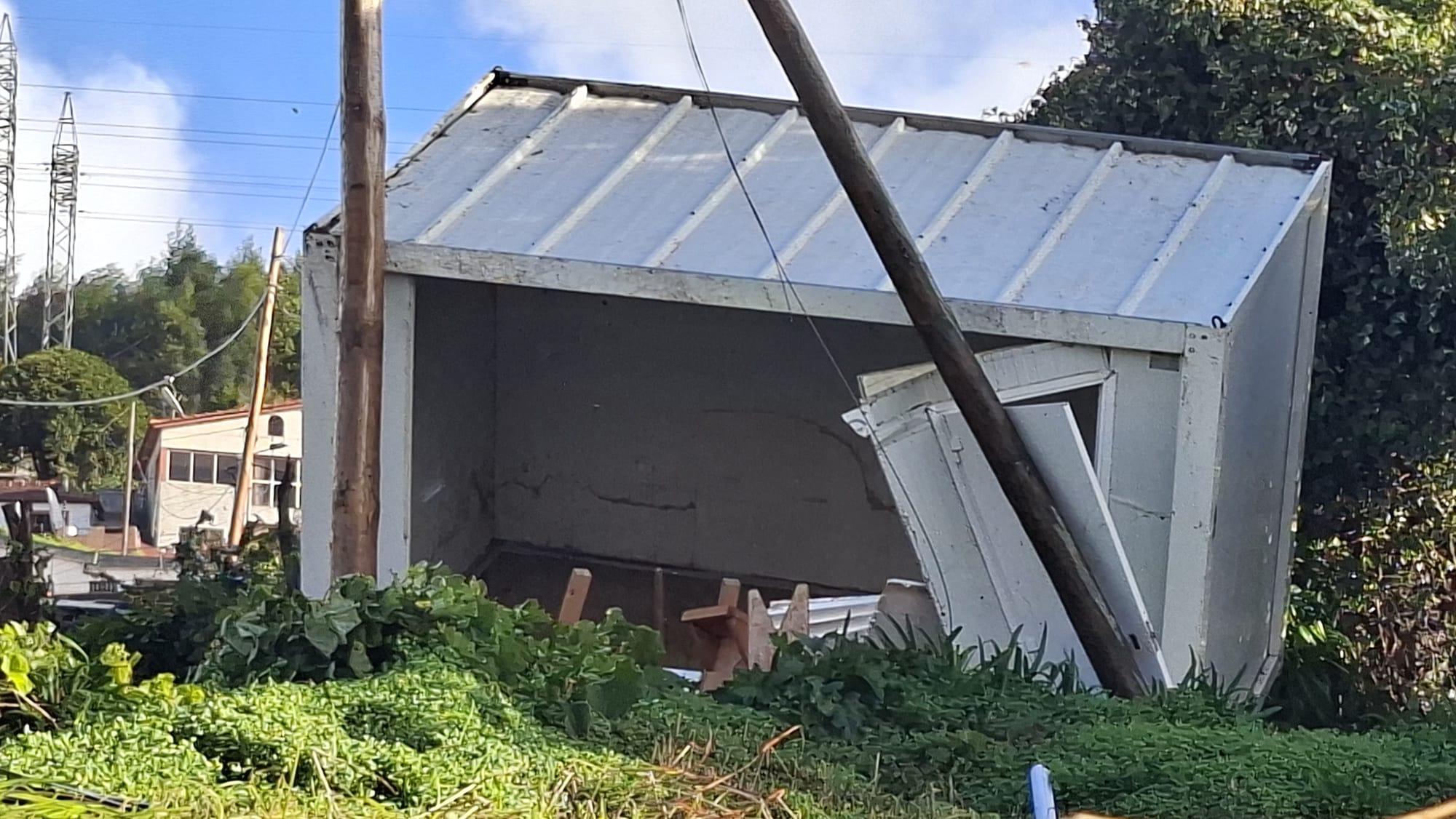 Veja as imagens de destroços provocados pelo mau tempo em diferentes pontos da ilha