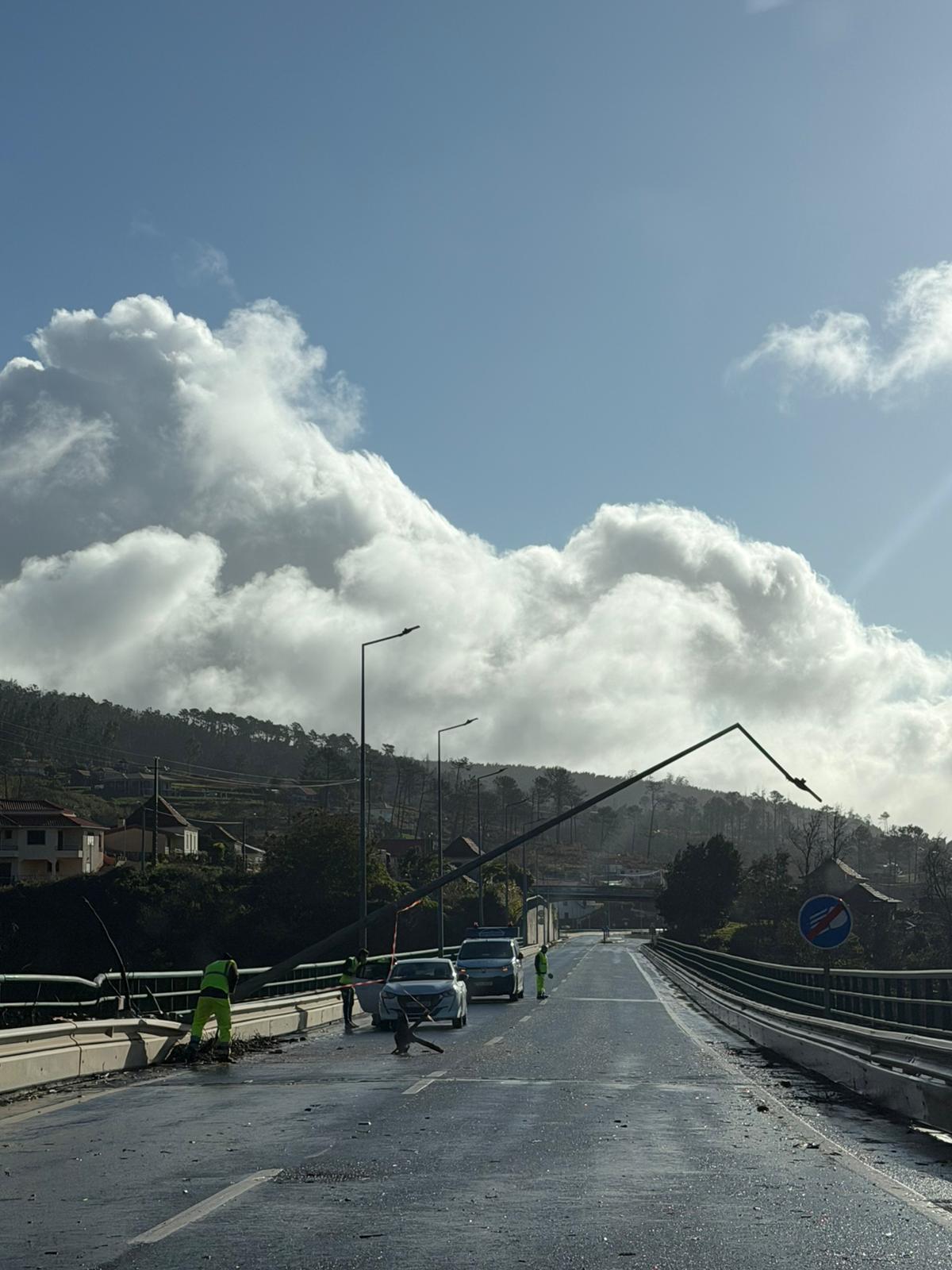 Veja as imagens de destroços provocados pelo mau tempo em diferentes pontos da ilha