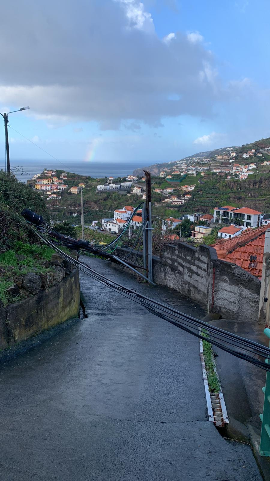 Poste elétrico não resiste às fortes rajadas de vento na Ribeira Brava (com fotos)