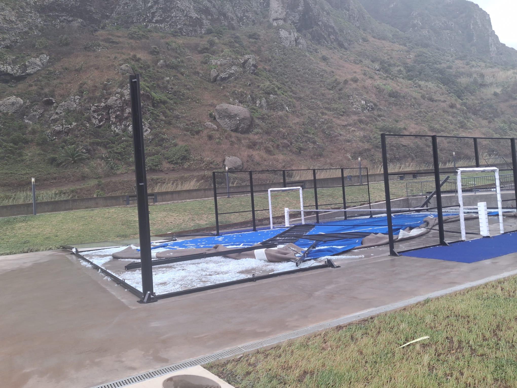 Veja as imagens de destroços provocados pelo mau tempo em diferentes pontos da ilha