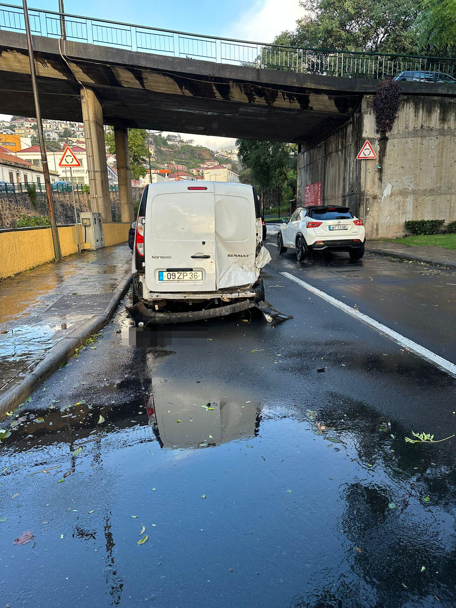 Um condutor detido e outro hospitalizado na sequência de acidente aparatoso no Funchal (com fotos)