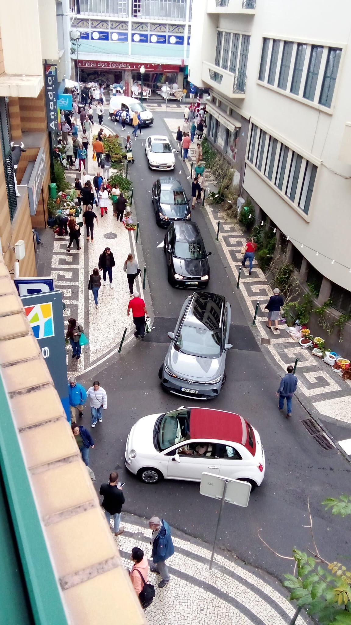 Veja o trânsito caótico que está a afetar a Rua do Seminário e Fernão Ornelas (com fotos)