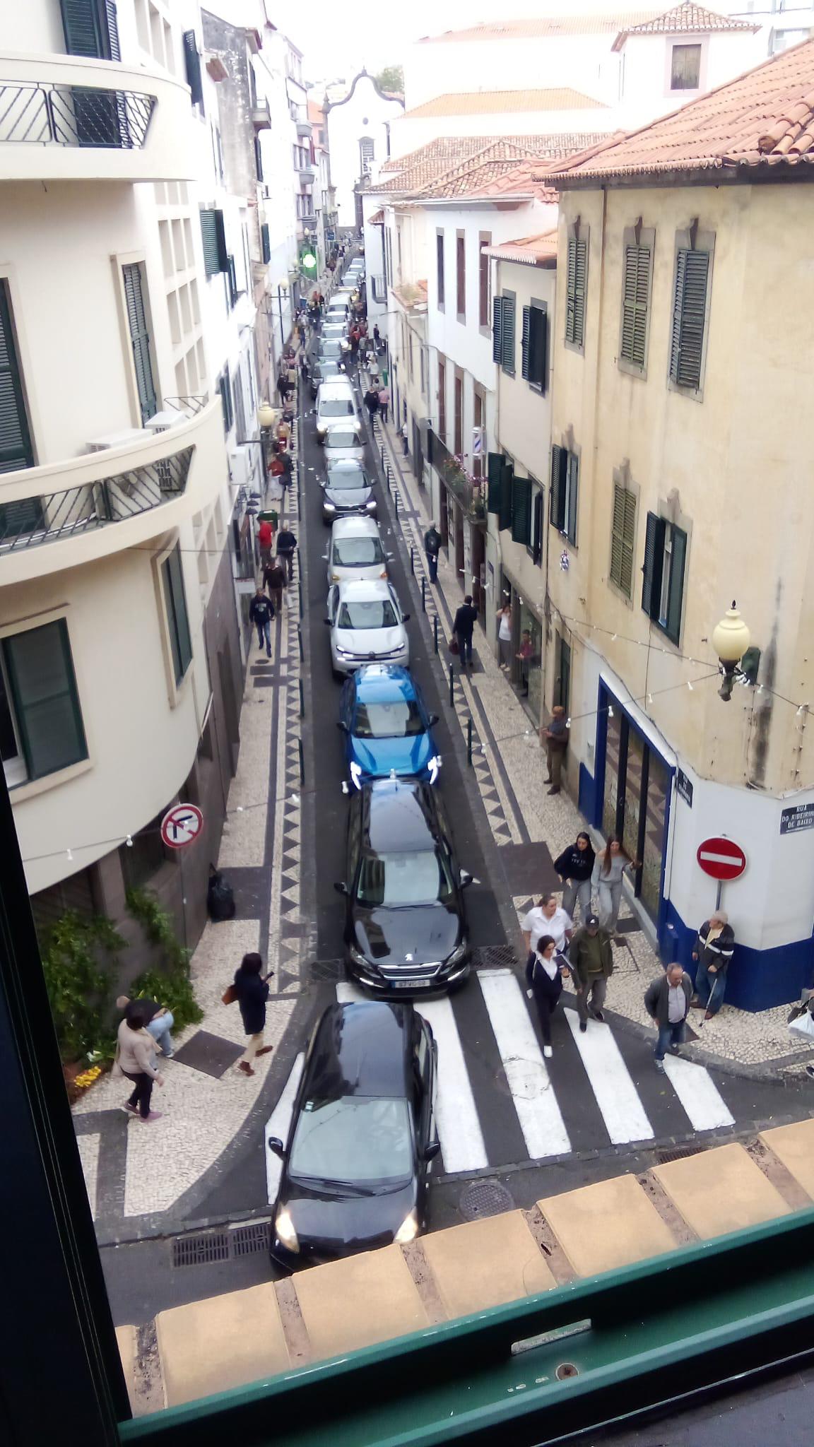 Veja o trânsito caótico que está a afetar a Rua do Seminário e Fernão Ornelas (com fotos)