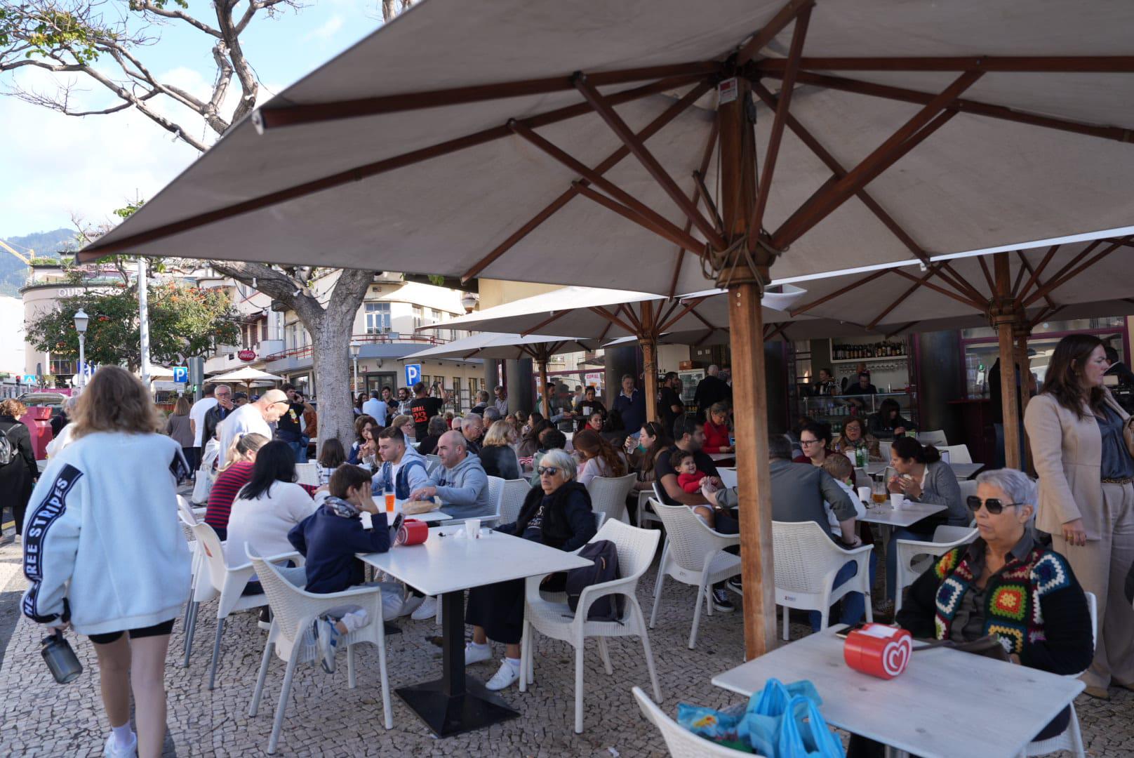 Madeirenses e turistas marcam a tradição das compras no mercado (com fotos)