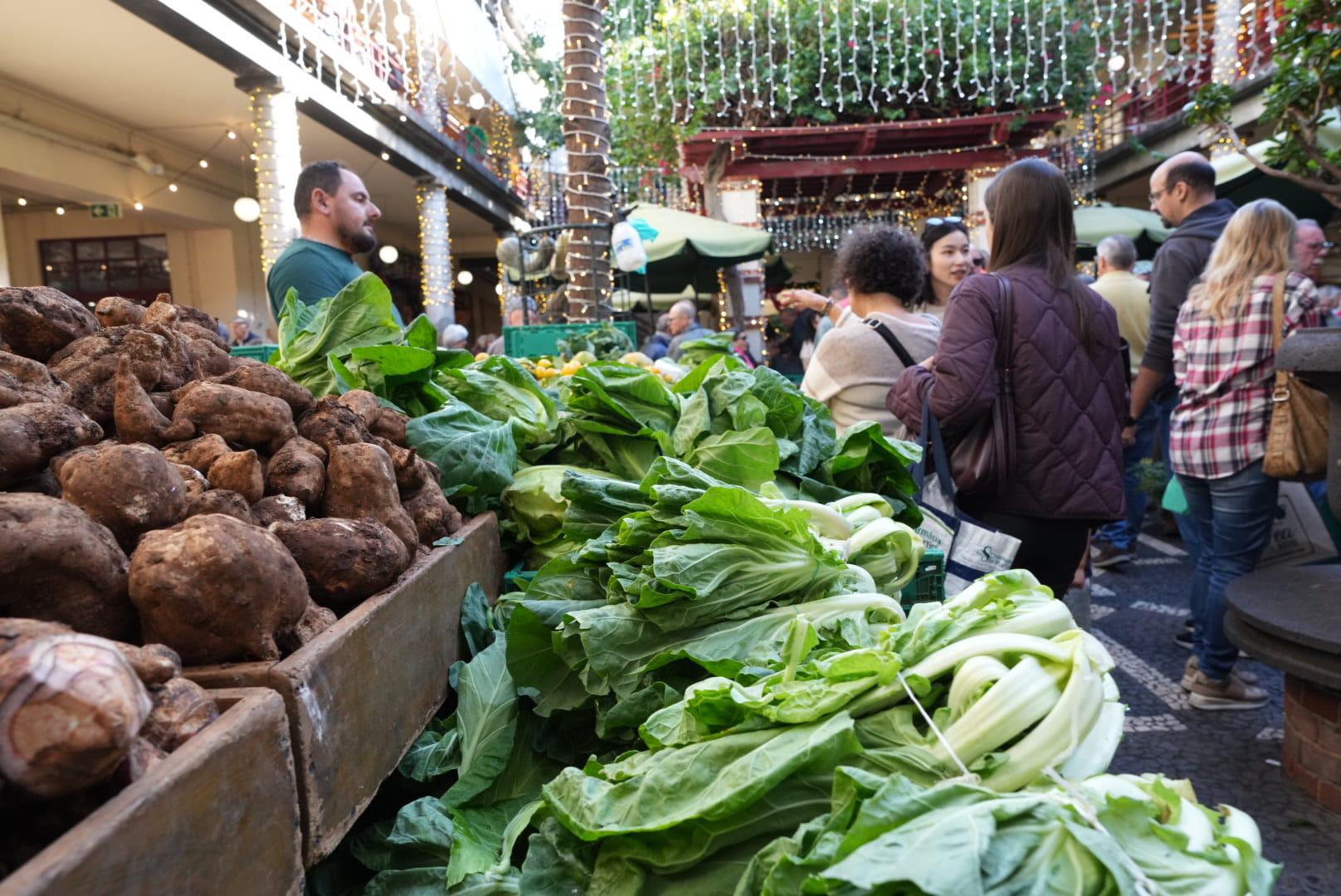 Madeirenses e turistas marcam a tradição das compras no mercado (com fotos)