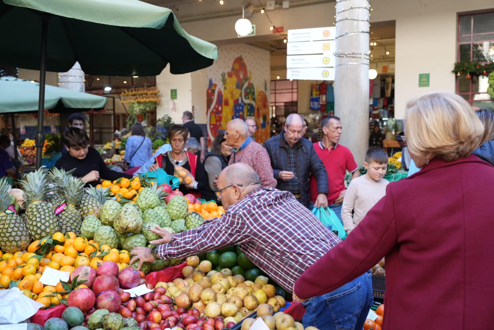 Madeirenses e turistas marcam a tradição das compras no mercado (com fotos)