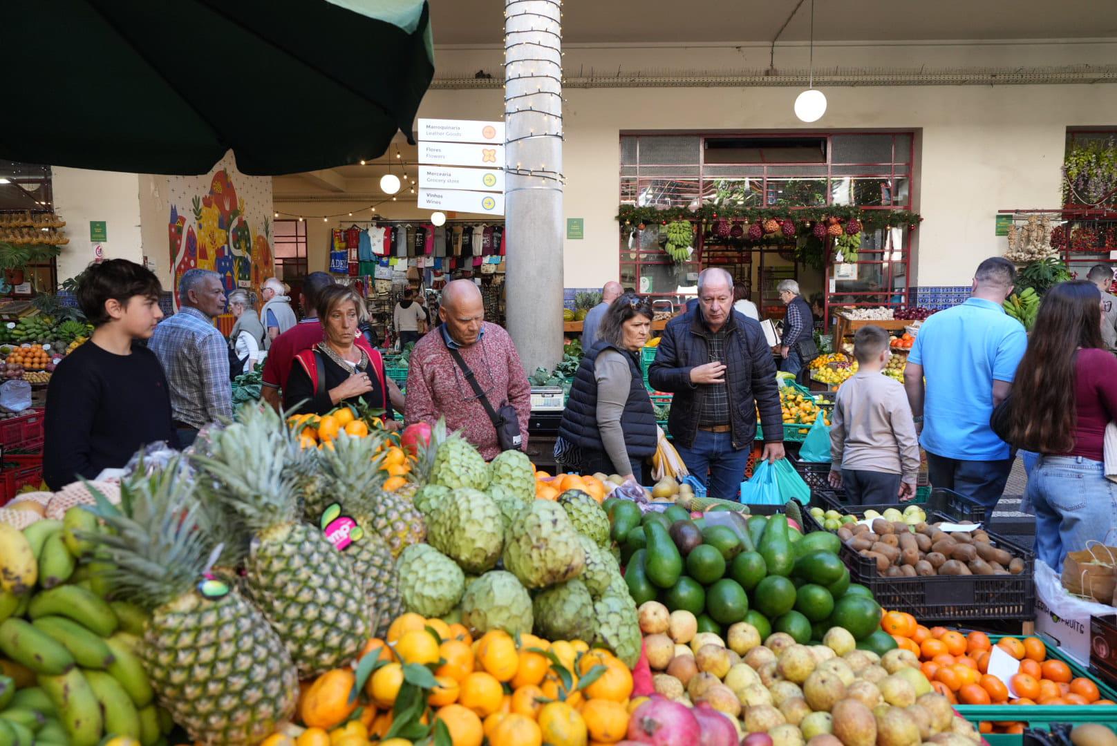 Madeirenses e turistas marcam a tradição das compras no mercado (com fotos)