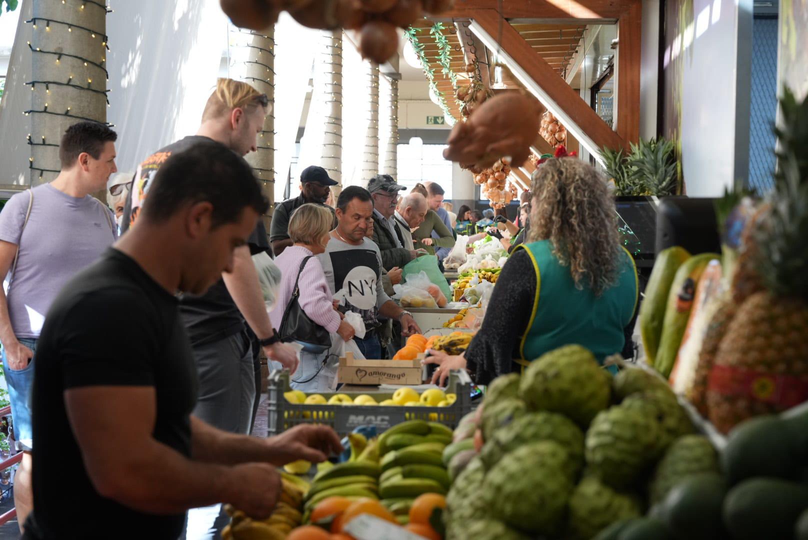 Madeirenses e turistas marcam a tradição das compras no mercado (com fotos)