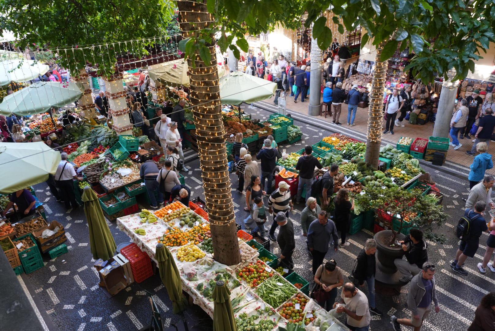 Madeirenses e turistas marcam a tradição das compras no mercado (com fotos)