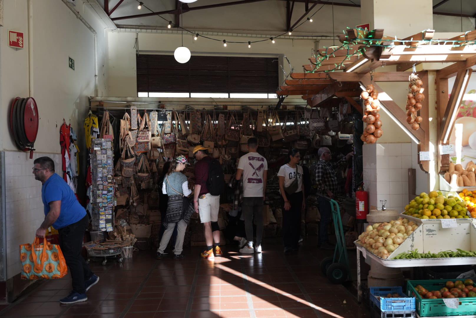 Madeirenses e turistas marcam a tradição das compras no mercado (com fotos)