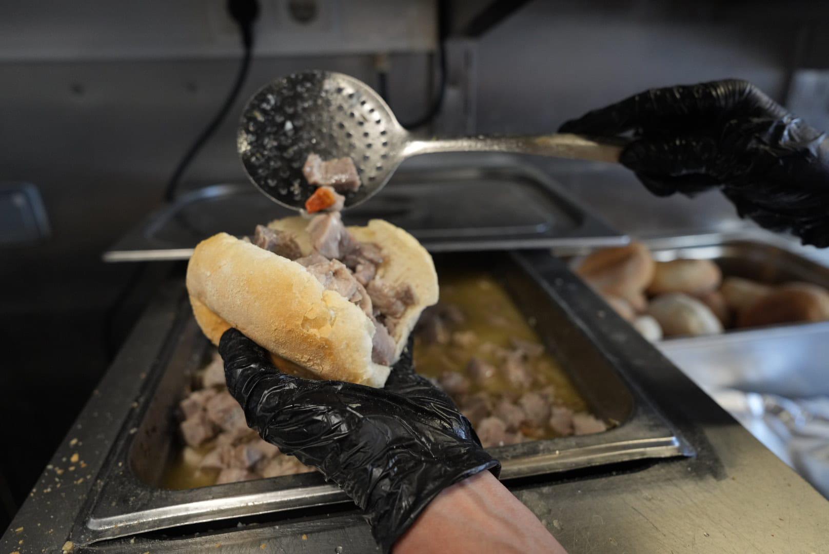 Madeirenses e turistas marcam a tradição das compras no mercado (com fotos)