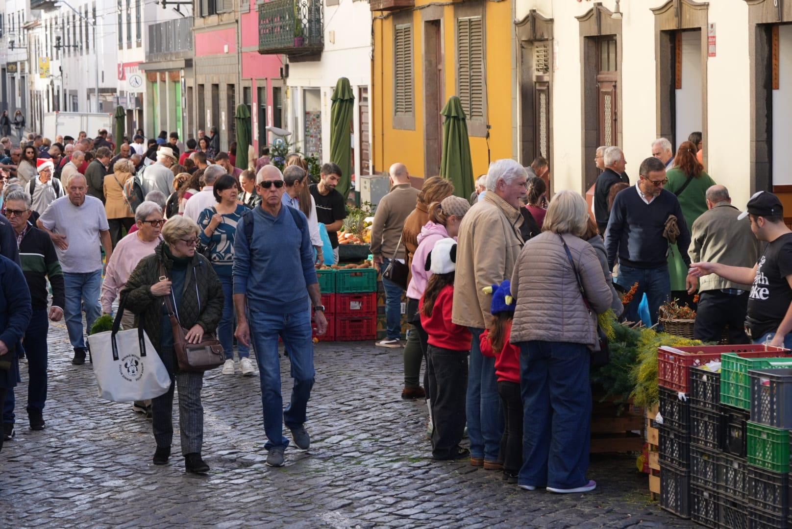 Madeirenses e turistas marcam a tradição das compras no mercado (com fotos)