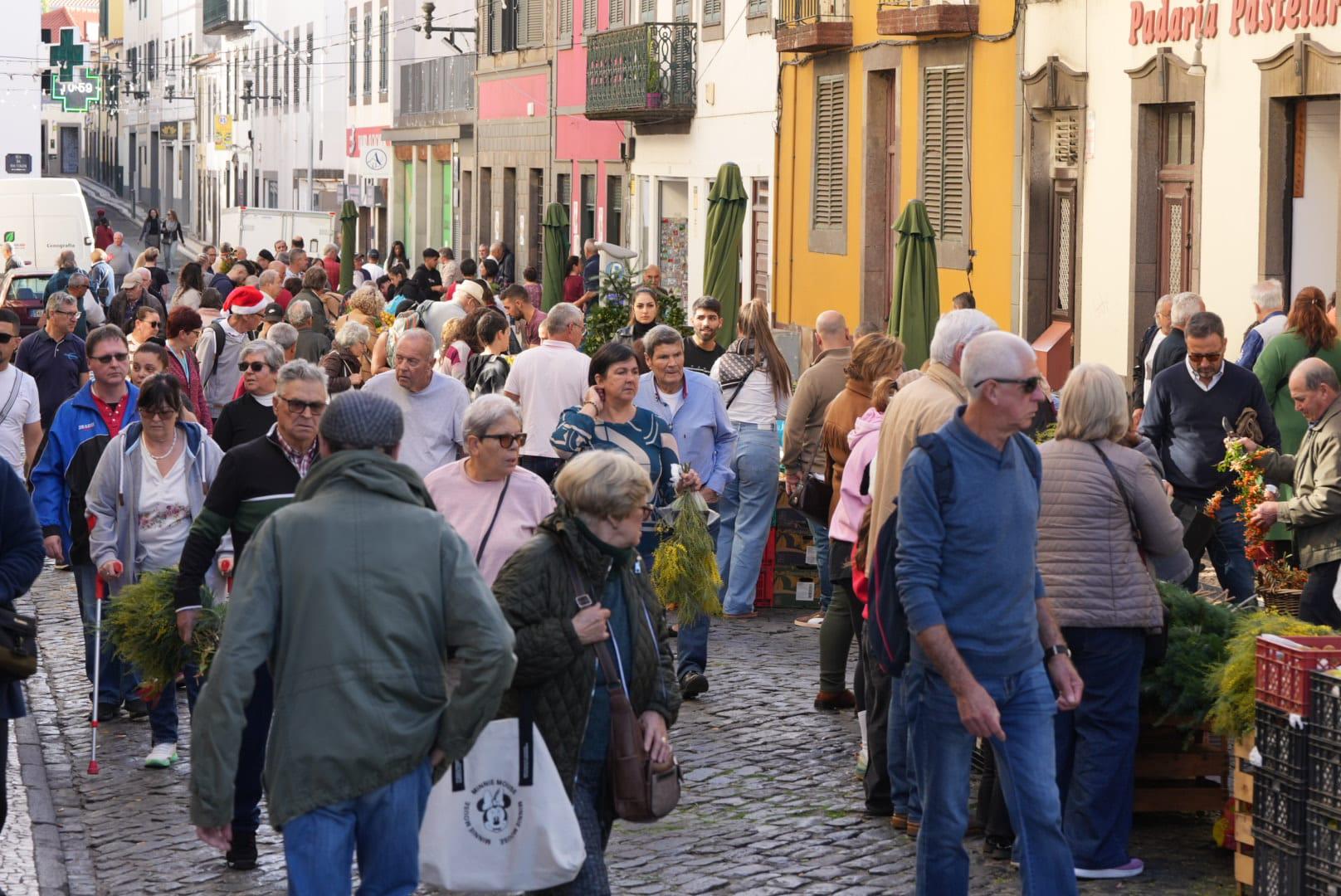 Madeirenses e turistas marcam a tradição das compras no mercado (com fotos)