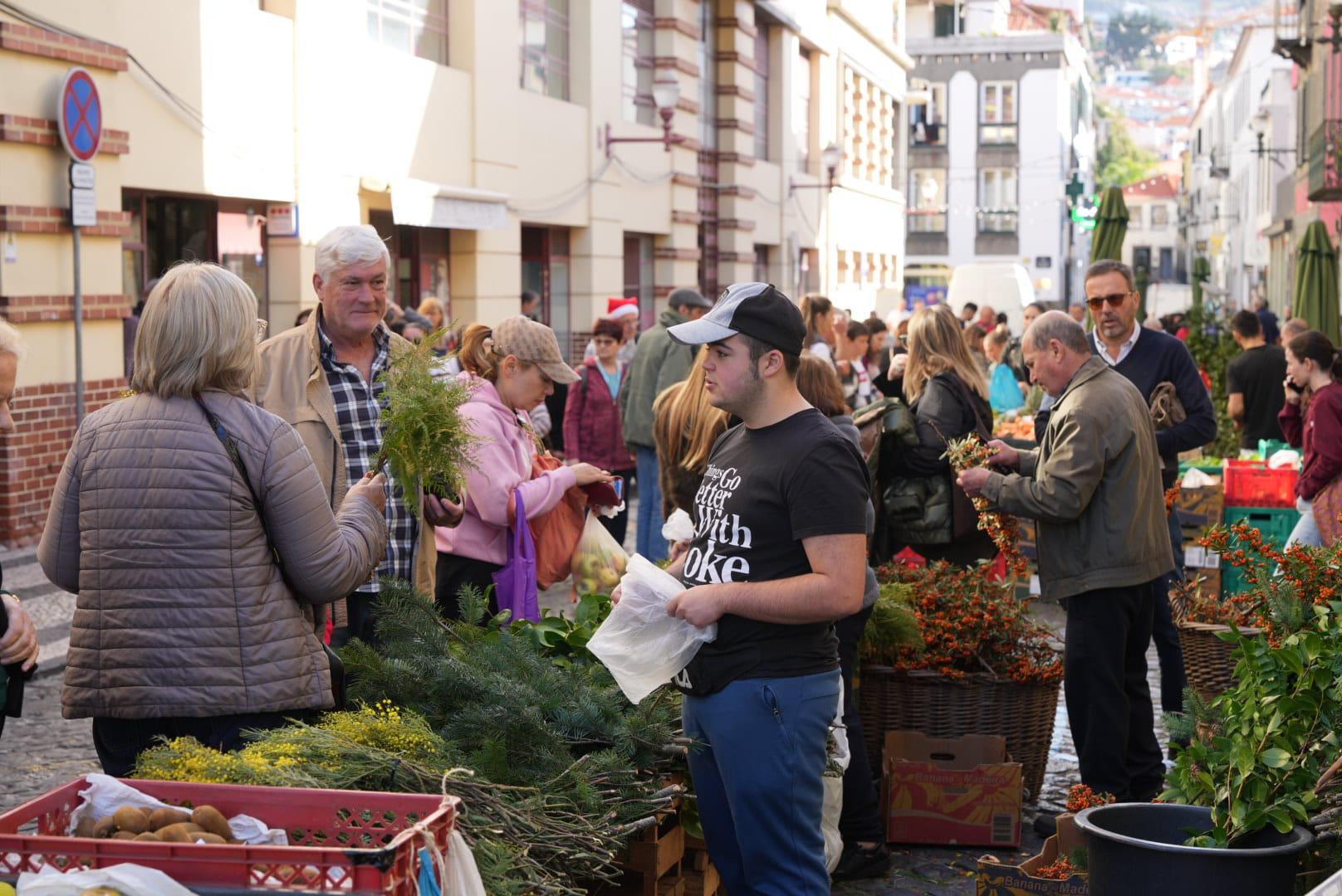 Madeirenses e turistas marcam a tradição das compras no mercado (com fotos)