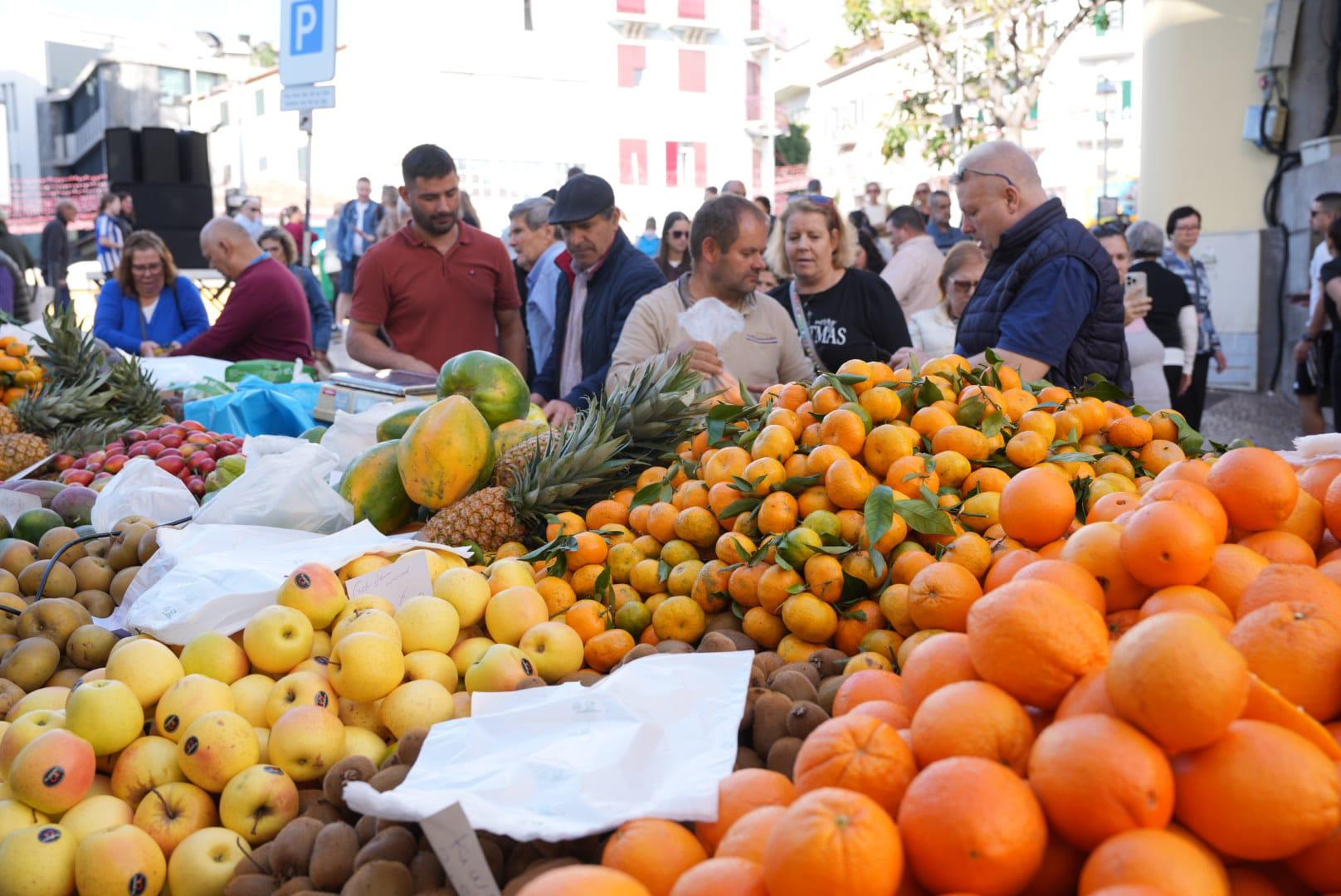 Madeirenses e turistas marcam a tradição das compras no mercado (com fotos)