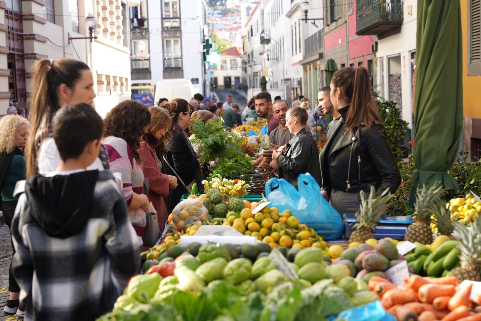 Madeirenses e turistas marcam a tradição das compras no mercado (com fotos)