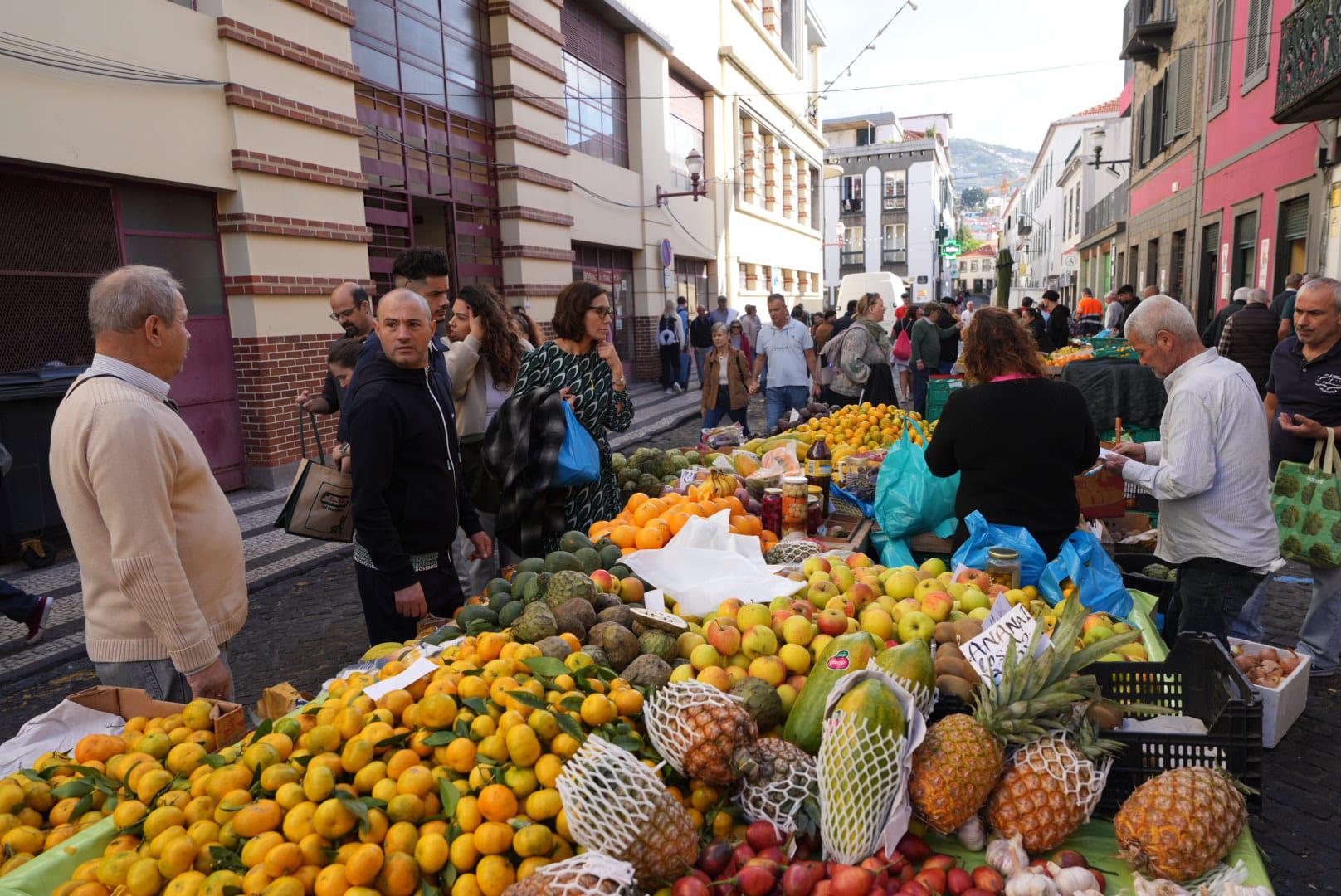 Madeirenses e turistas marcam a tradição das compras no mercado (com fotos)
