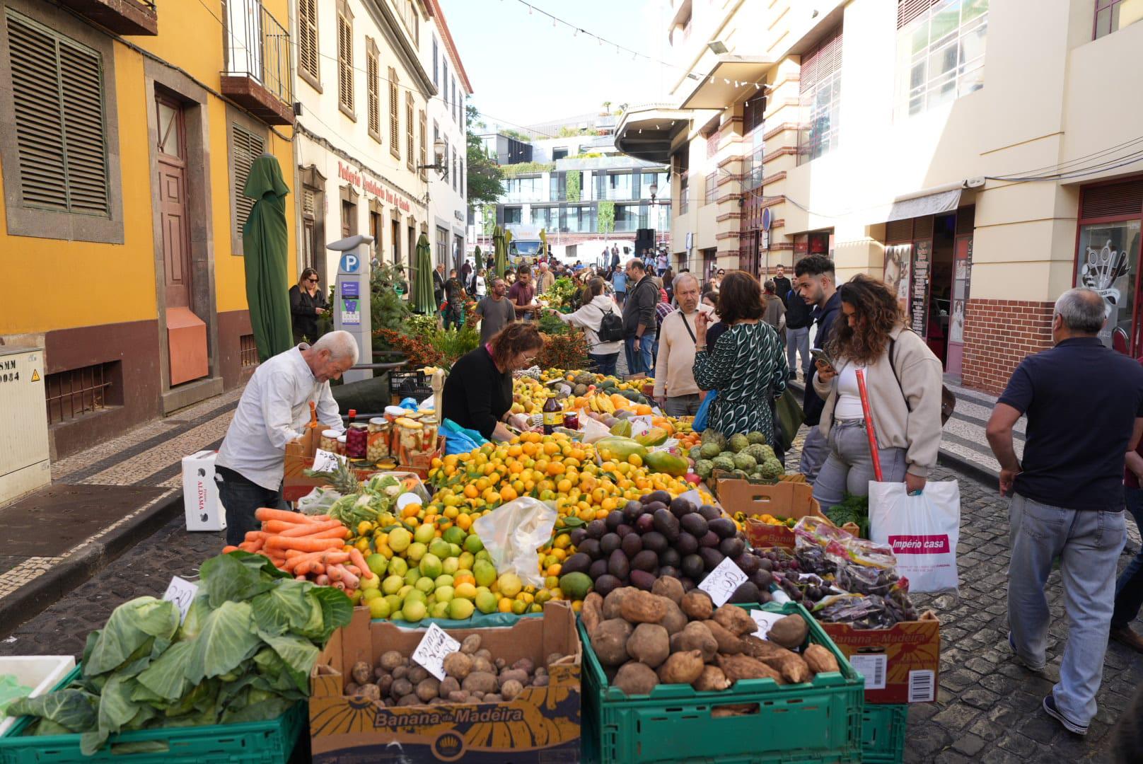 Madeirenses e turistas marcam a tradição das compras no mercado (com fotos)