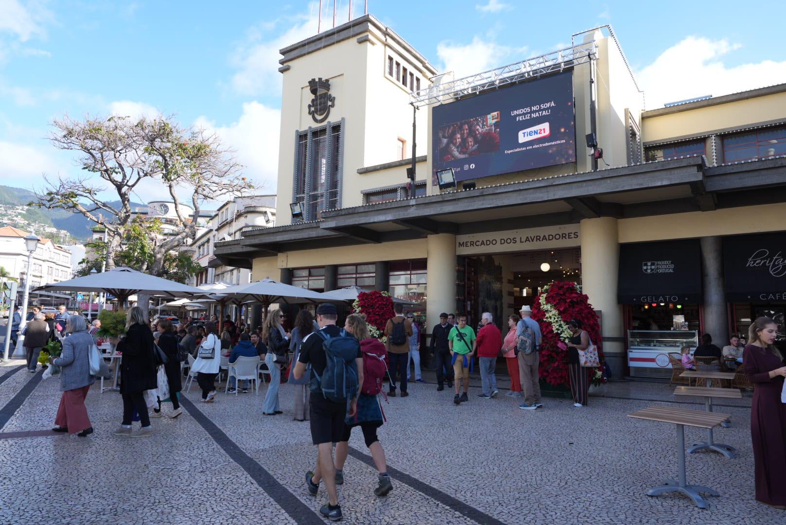 Madeirenses e turistas marcam a tradição das compras no mercado (com fotos)