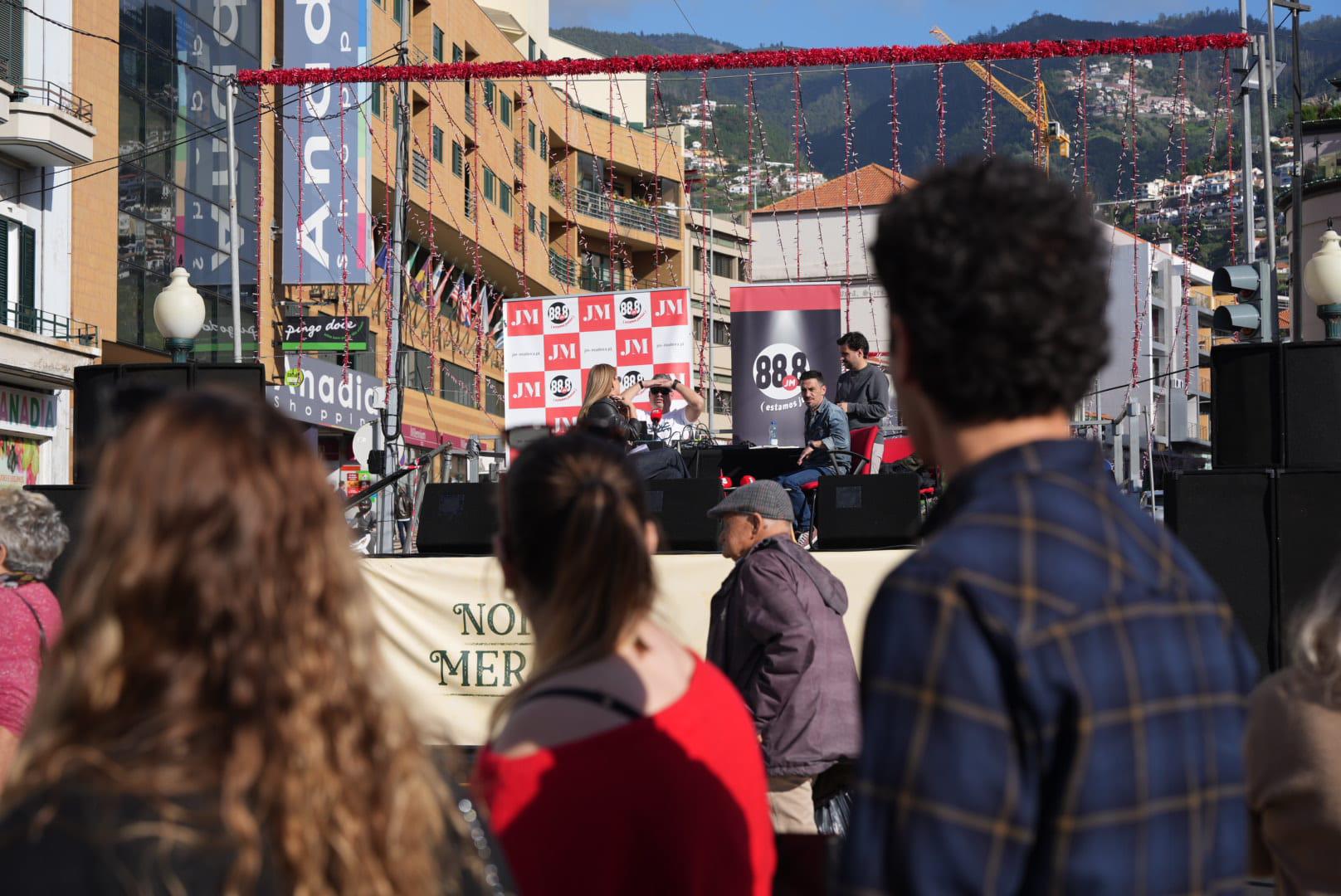 Madeirenses e turistas marcam a tradição das compras no mercado (com fotos)