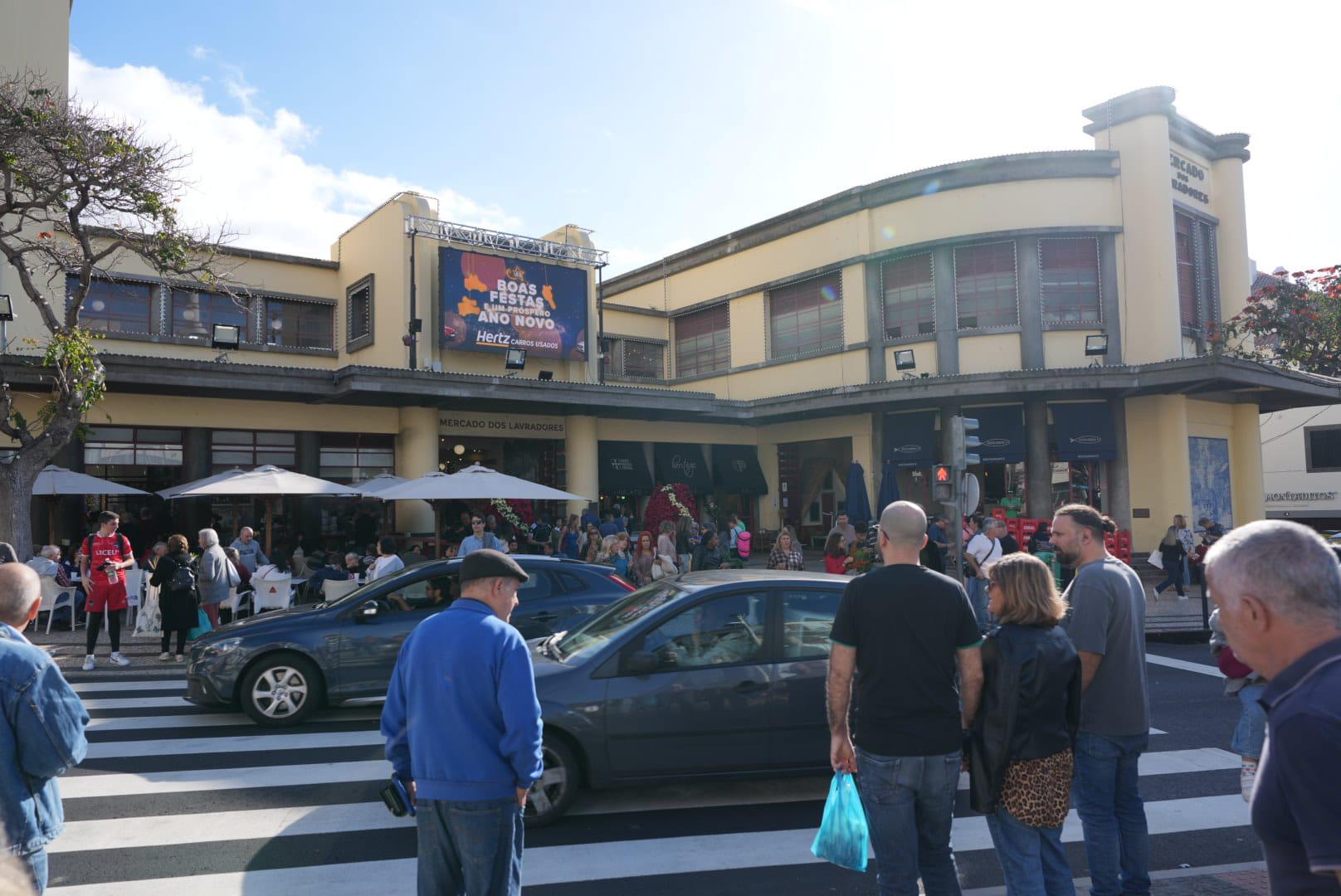 Madeirenses e turistas marcam a tradição das compras no mercado (com fotos)