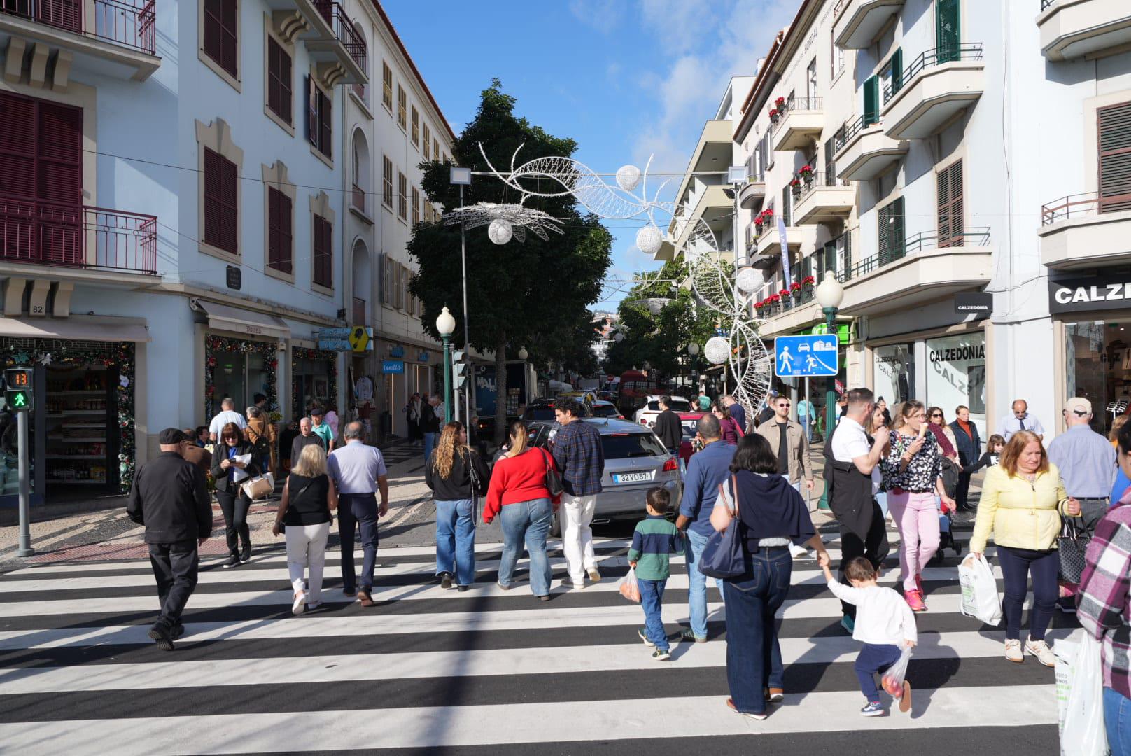 Madeirenses e turistas marcam a tradição das compras no mercado (com fotos)