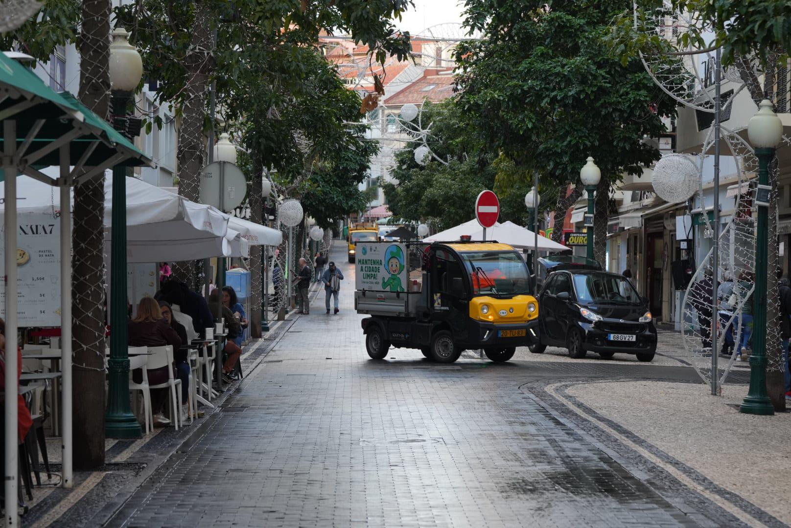 Limpezas a decorrer no Funchal depois da Noite do Mercado (com fotos)