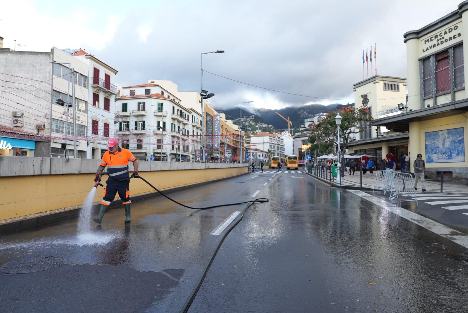 Limpezas a decorrer no Funchal depois da Noite do Mercado (com fotos)