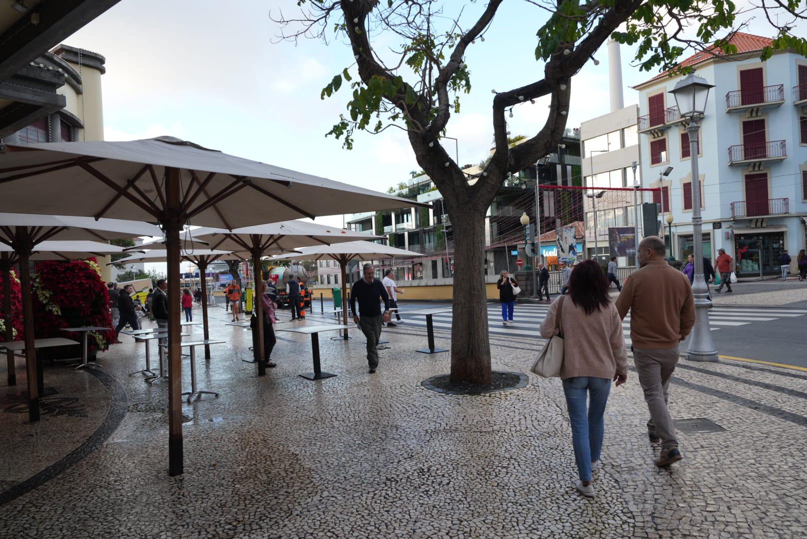 Limpezas a decorrer no Funchal depois da Noite do Mercado (com fotos)