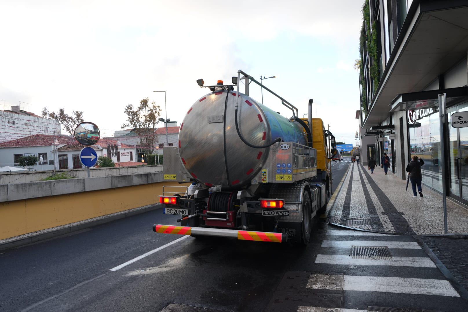 Limpezas a decorrer no Funchal depois da Noite do Mercado (com fotos)