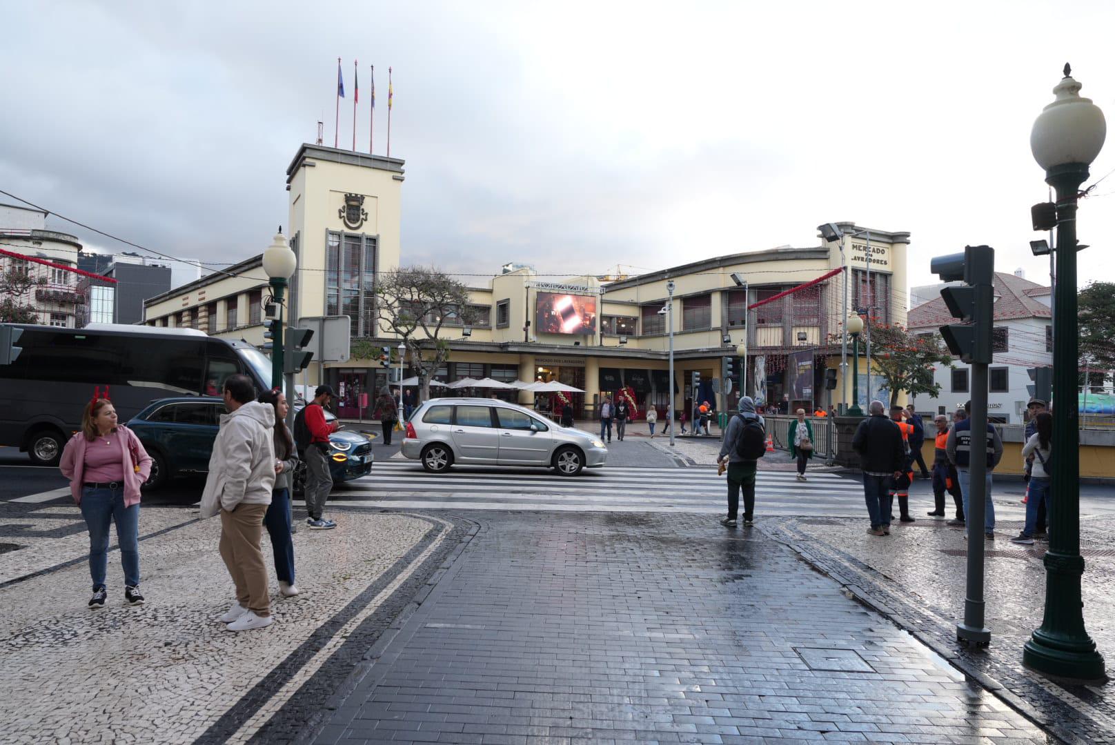 Limpezas a decorrer no Funchal depois da Noite do Mercado (com fotos)