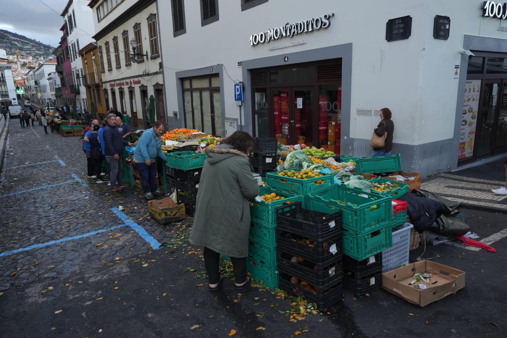 Limpezas a decorrer no Funchal depois da Noite do Mercado (com fotos)