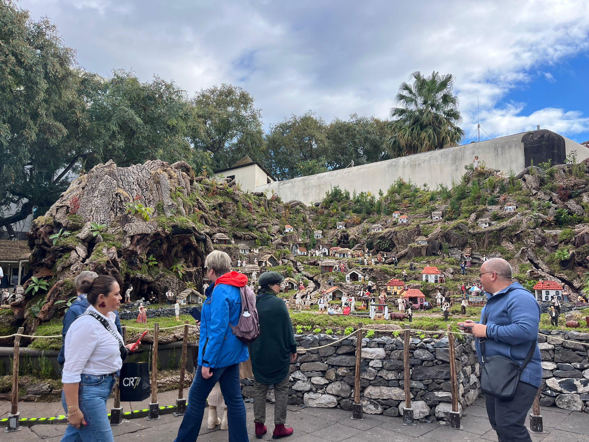 Despertar lento na Avenida Arriaga no dia a seguir ao Natal (com fotos)
