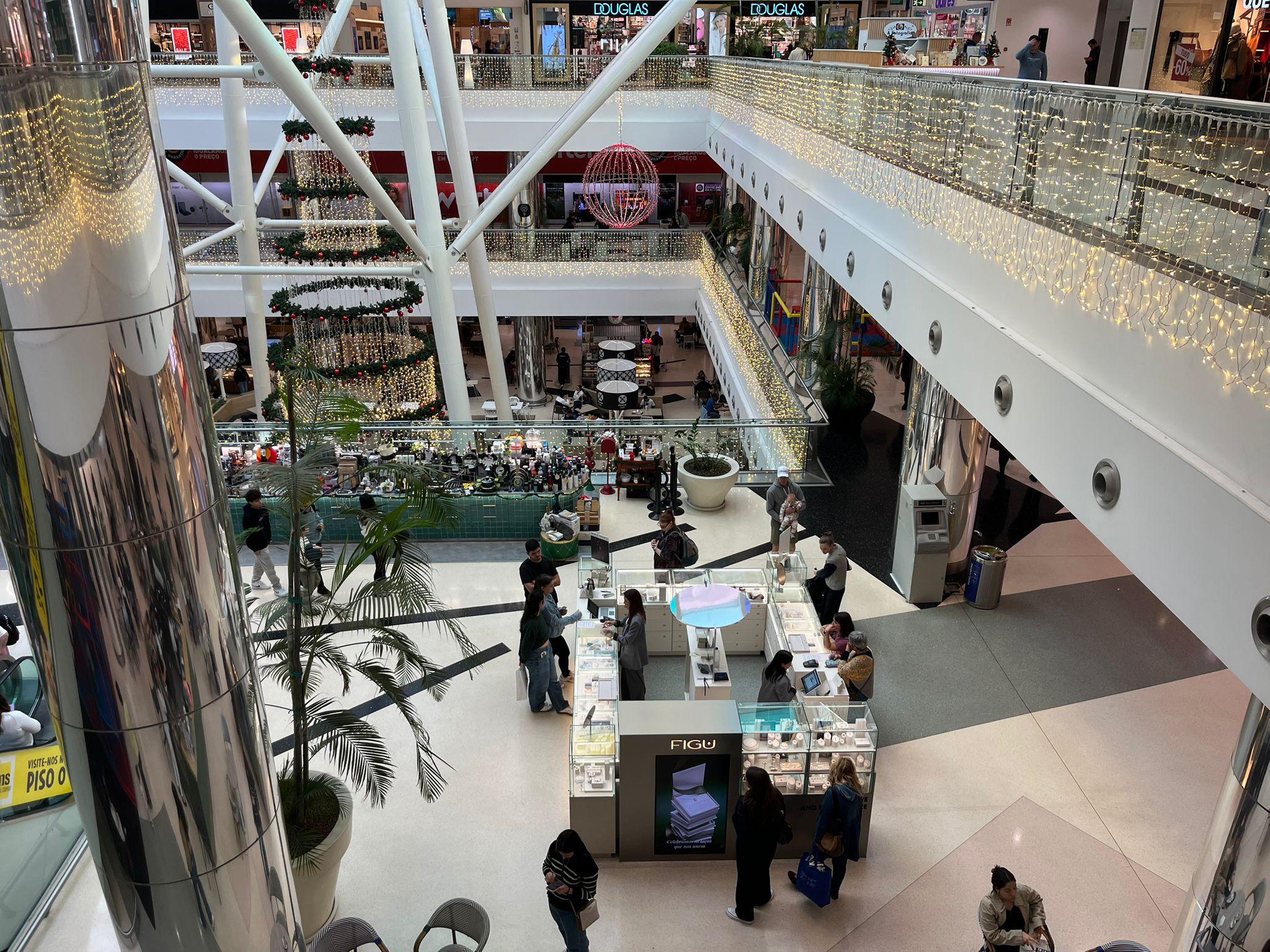 ‘Primeira oitava’ traz curiosos ‘à caça’ dos artigos com desconto e as normais trocas de prendas (com fotos)