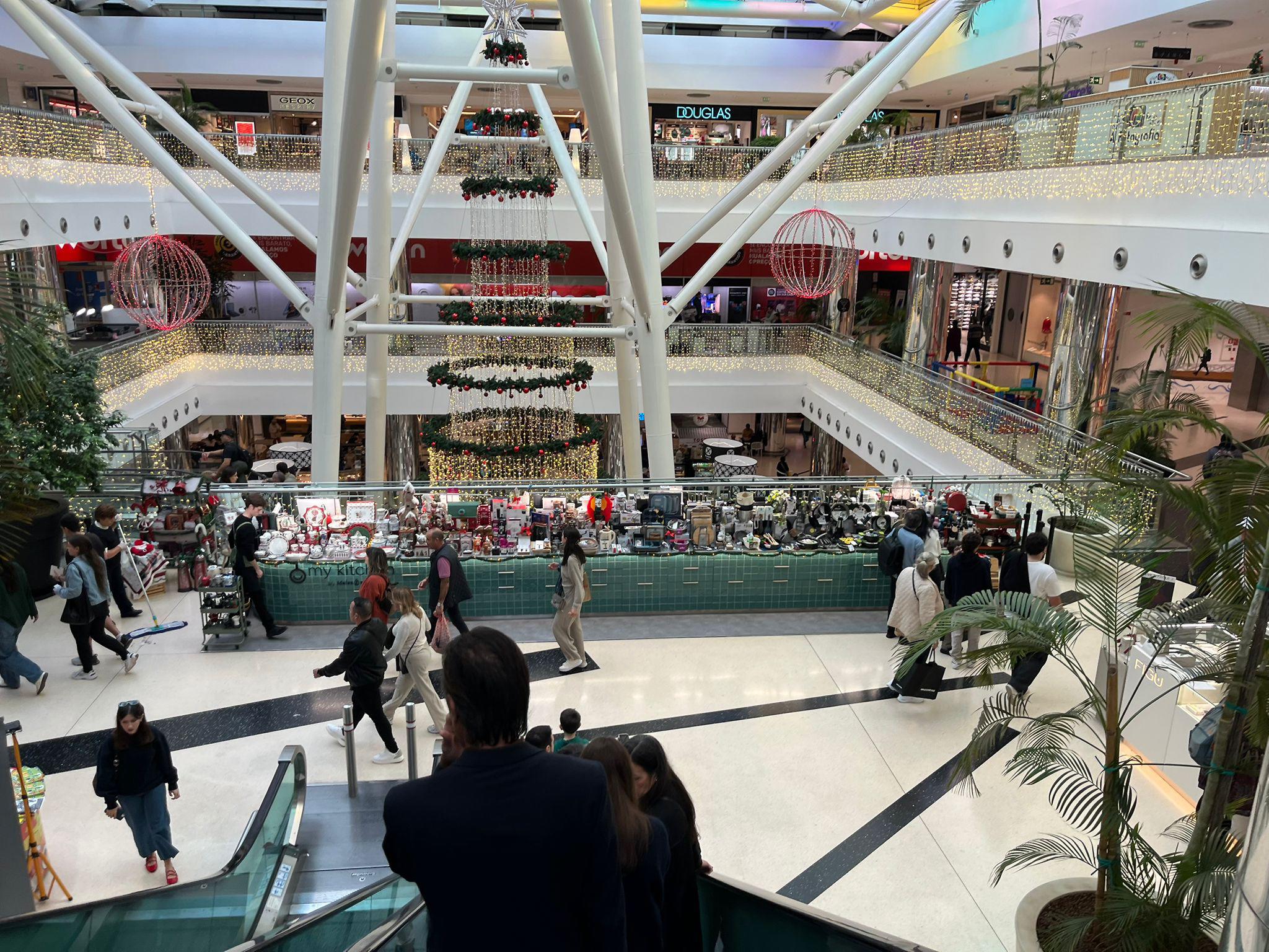 ‘Primeira oitava’ traz curiosos ‘à caça’ dos artigos com desconto e as normais trocas de prendas (com fotos)