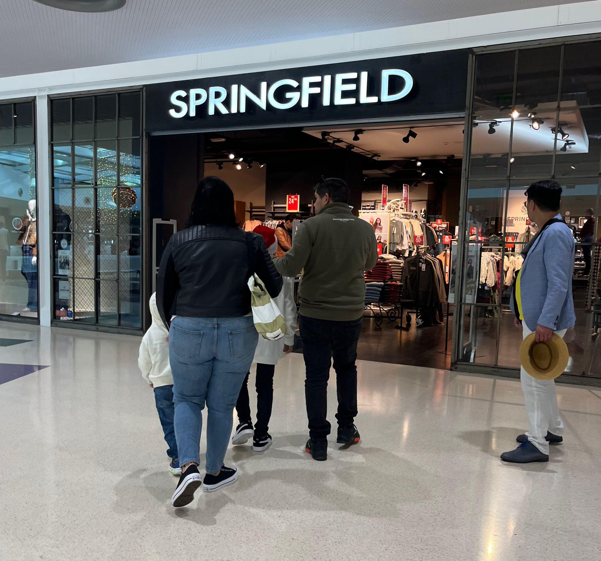 ‘Primeira oitava’ traz curiosos ‘à caça’ dos artigos com desconto e as normais trocas de prendas (com fotos)