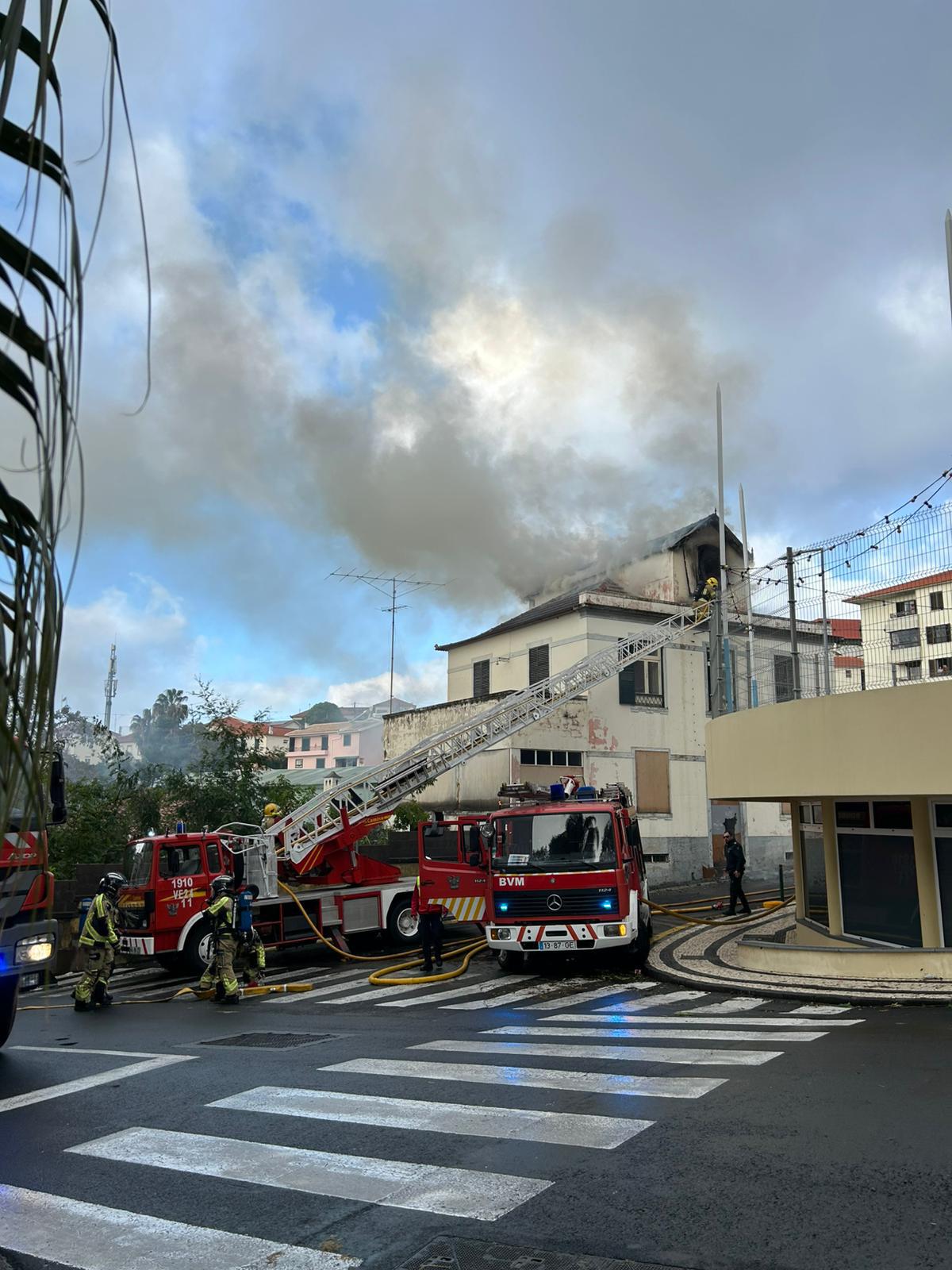 Incêndio consome casa devoluta no Funchal (com vídeo)