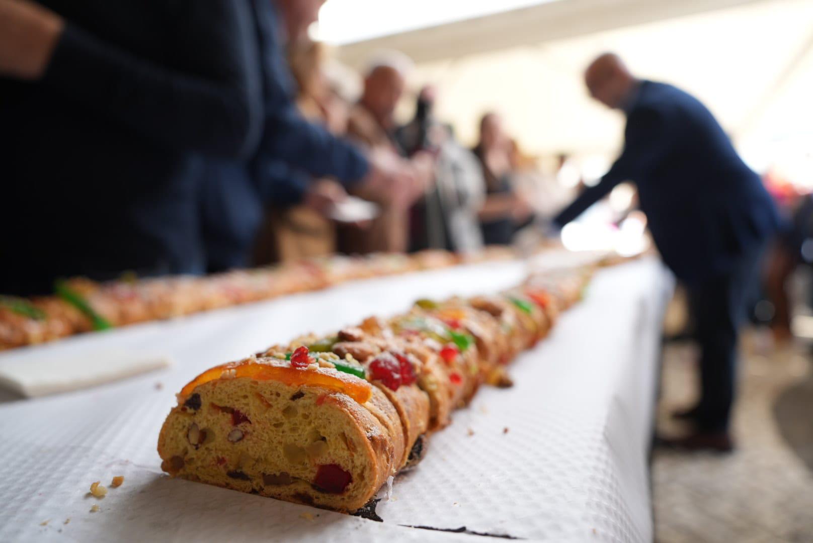 Mega Bolo-Rei com 180 metros partilhado no Mercado Municipal de Câmara de Lobos (com fotos)