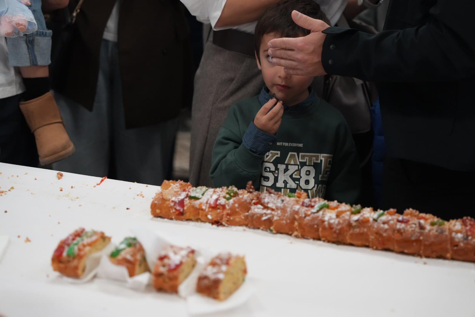 Mega Bolo-Rei com 180 metros partilhado no Mercado Municipal de Câmara de Lobos (com fotos)