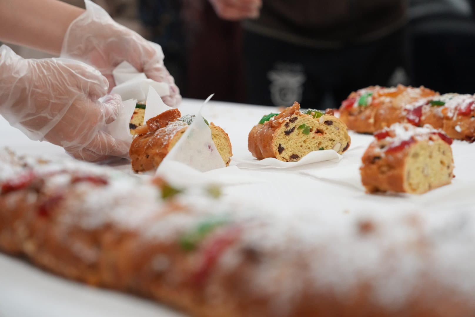 Mega Bolo-Rei com 180 metros partilhado no Mercado Municipal de Câmara de Lobos (com fotos)