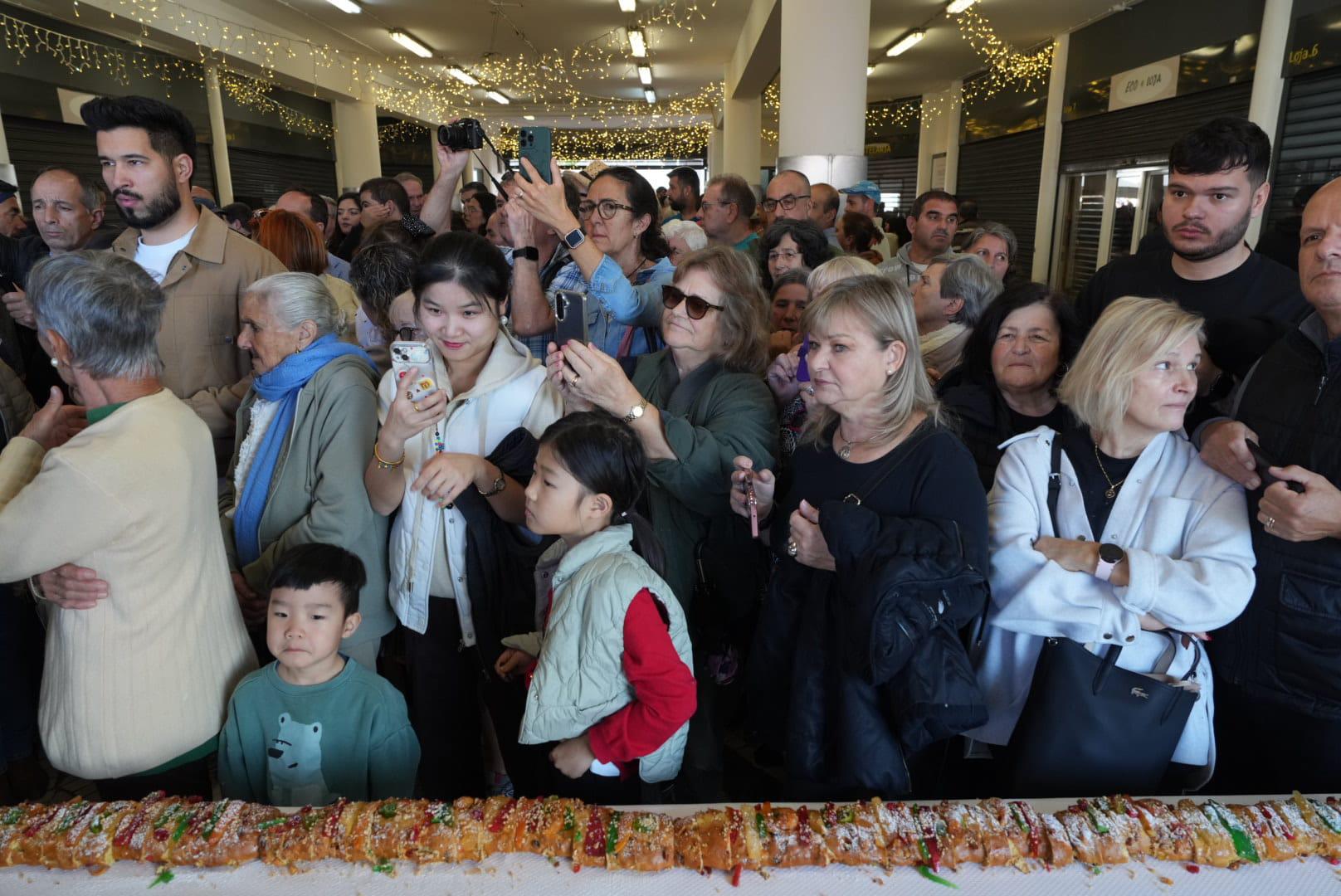 Mega Bolo-Rei com 180 metros partilhado no Mercado Municipal de Câmara de Lobos (com fotos)