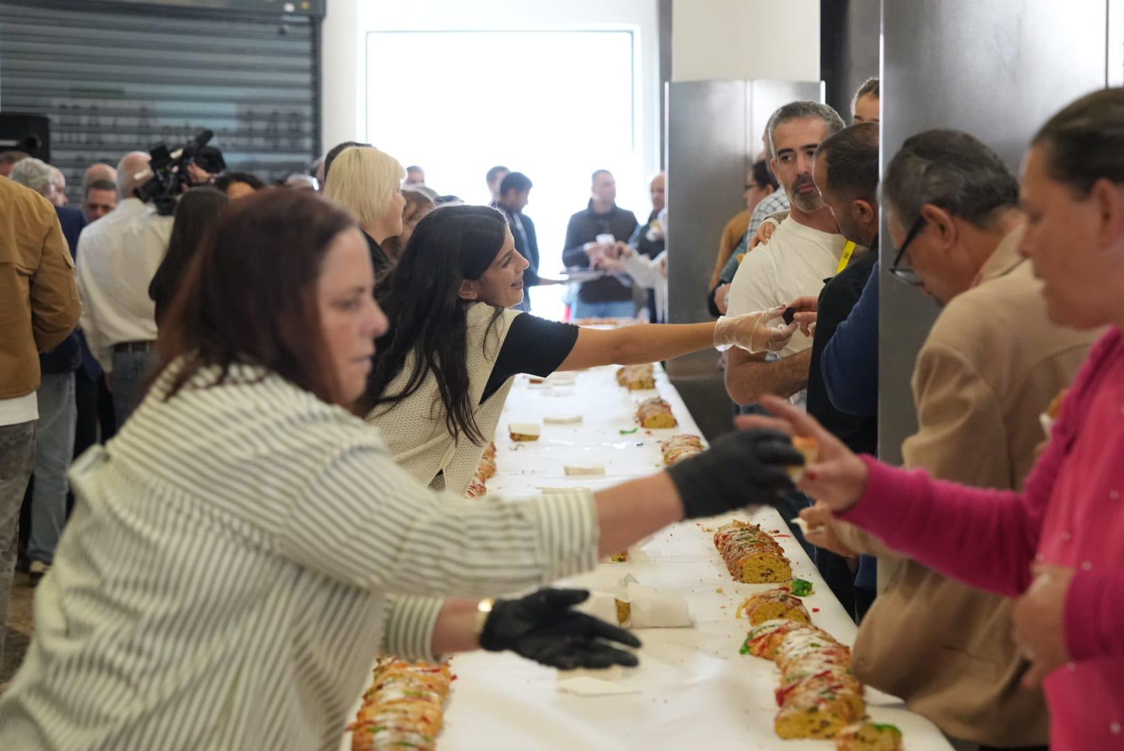 Mega Bolo-Rei com 180 metros partilhado no Mercado Municipal de Câmara de Lobos (com fotos)