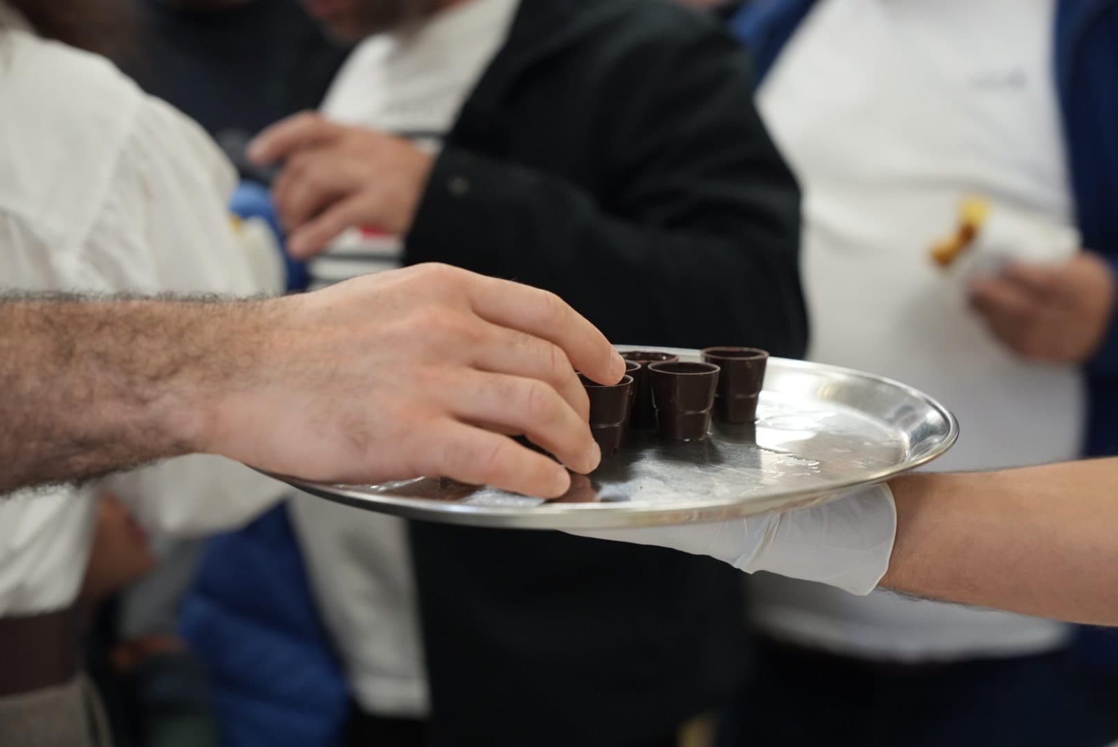 Mega Bolo-Rei com 180 metros partilhado no Mercado Municipal de Câmara de Lobos (com fotos)