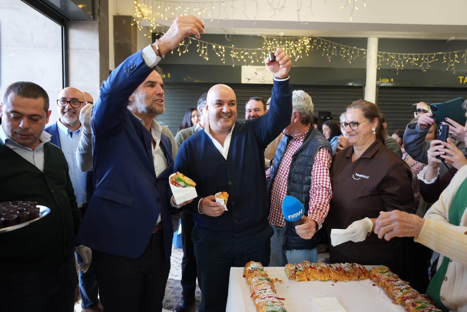 Mega Bolo-Rei com 180 metros partilhado no Mercado Municipal de Câmara de Lobos (com fotos)