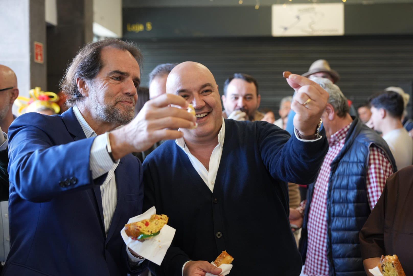 Mega Bolo-Rei com 180 metros partilhado no Mercado Municipal de Câmara de Lobos (com fotos)